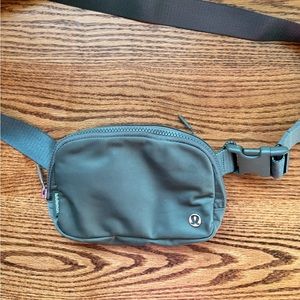 Lululemon Everywhere Belt Bag 1L in Sage